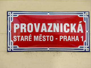 Cartel se una calle de praga que dice calle provaznicka, barrio viejo, praga