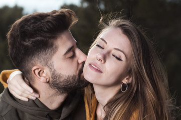 Obraz premium Young couple in love in the countryside