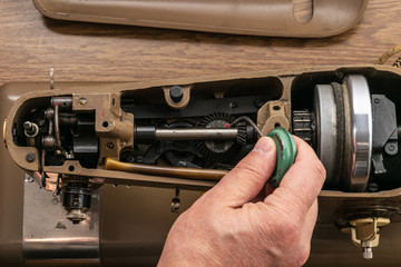 Cleaning and lubrication of the mechanism of the sewing machine.
