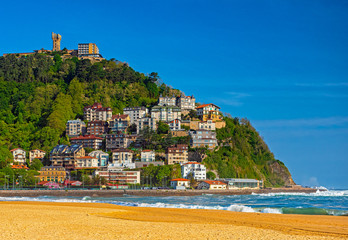 Fototapeta premium Nice beach with houses in San Sebastian, Spain