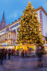 Obraz premium Wiesbadener Weihnachtsmarkt (Sternschnuppenmarkt) - 12.12.2019