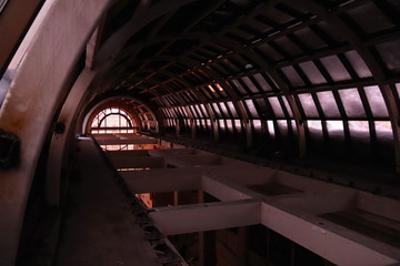 Obraz premium under the glass dome of the main hall of a dilapidated abandoned hotel