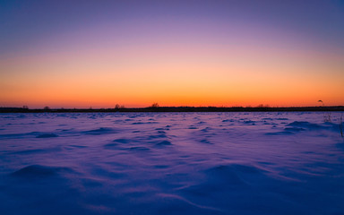 Fototapeta na wymiar sunset over the lake t winter