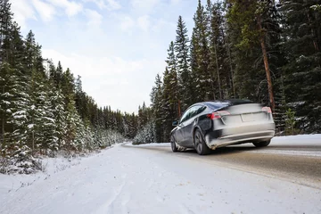 Fotobehang Elektrische auto rijden, bergen sneeuw © Sergei Belski