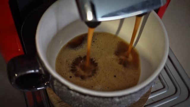 Une cafeti&egrave;re en fonctionnement