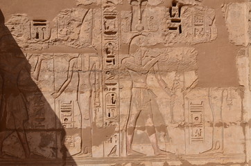 HIÉROGLYPHES TEMPLE DE TOUTHMOSIS III TEMPLE DE KARNAK LOUXOR EGYPTE