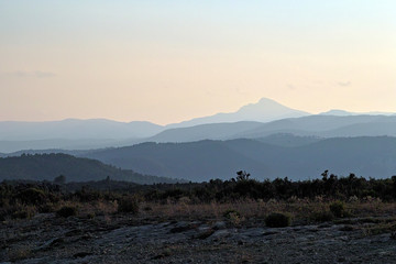 abendstimmung mit dunst über den bergen