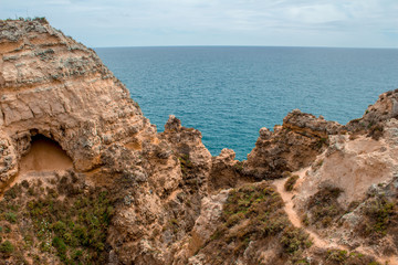 Fototapeta na wymiar Falésias na costa sul do Algarve em Portugal