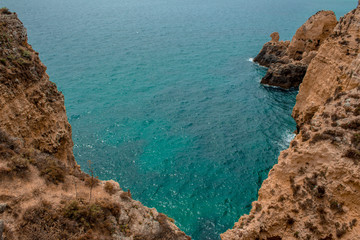 Falésias na costa sul do Algarve em Portugal