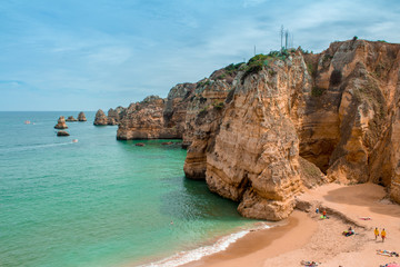 Falésias na costa sul do Algarve em Portugal