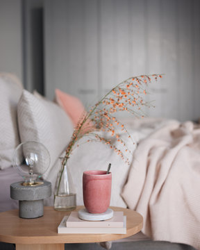 Tasse Kaffee neben dem Bett mit Wochenend - Stimmung und sch&ouml;nen Blumen im skandinavischen Design