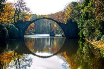 Herbstpark Kromlau. Rakotzbrücke, Rakotzbrücke Teufelsbrücke