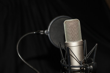 Microfono en estudio de grabación con filtro antipop y fondo negro
