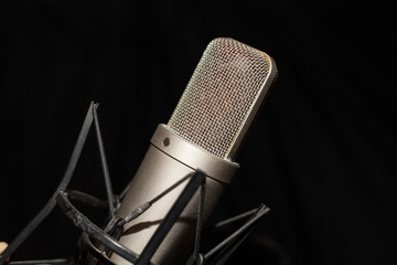 Microfono de estudio para grabación y fondo negro