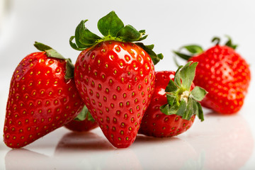 Gruppo di fragole su sfondo bianco