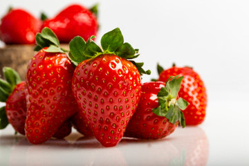 Gruppo di fragole su sfondo bianco