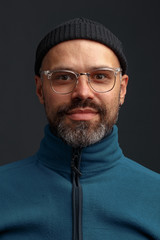 Obraz premium Portrait of a charismatic young man in a hat and glasses.