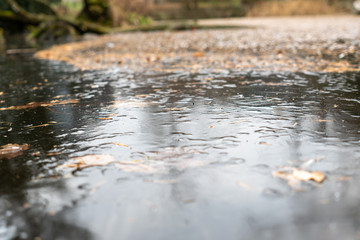 Gefrorenes Wasser im Teich mit Einschlüssen