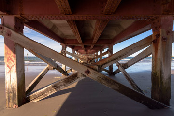 Obraz premium Scene view under Luis Piedrabuena dock against sea during low tide in Puerto Madryn, Patagonia, Argentina
