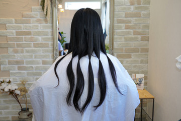 ヘアドネーションする女性