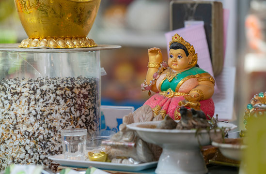 Nang Kwak, woman statue beckoning