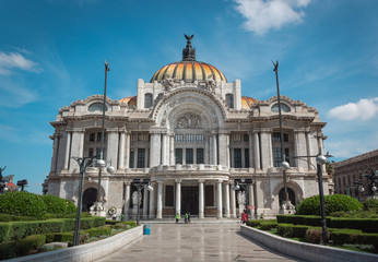 Fototapeta na wymiar Una hermosa mañana en el Palacio de Bellas Artes- Ciudad de México