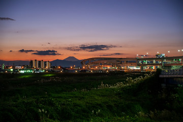 Obraz premium 鶴見川河川敷 秋 夕暮れの富士山