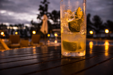 vaso con bebida y hielo, kaipiriña, kaipiroska