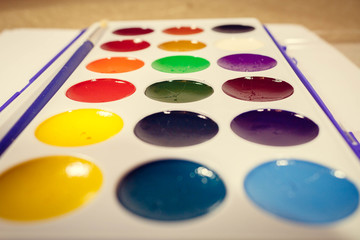 A new box with multi-colored paints for drawing in perspective.