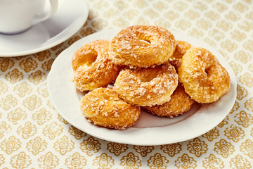 mesa de café com biscoitos