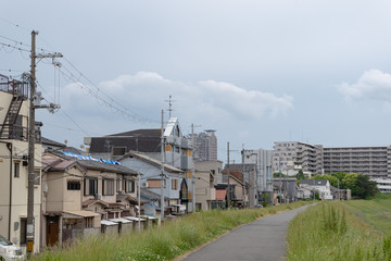 台風２１号の被害を受けた大和川沿いの住宅