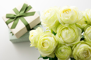 白薔薇とギフトボックス
