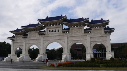 Obraz premium Taipei, Taiwan : November-28-2019 : Front gate of Chiang Kai-Shek Memorial Hall, Taipei, Taiwan. The meaning of the Chinese text on the archway is 