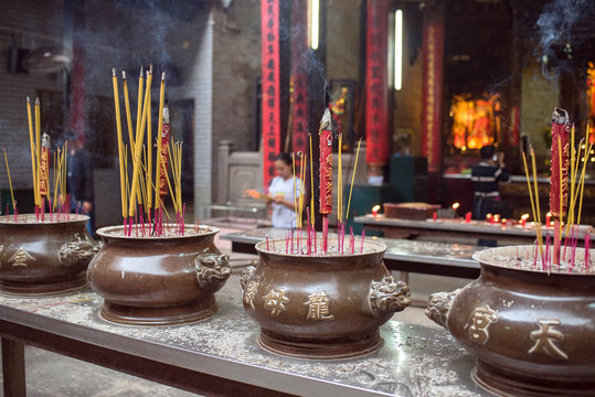 Burning incense sticks at Thien Hau Temple in Saigon, Vietnam　ベトナム・ホーチミンの道教寺院 天后宮