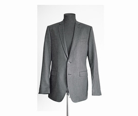 Graues Sakko frontal auf der Kleiderpuppe vor wei&szlig;em Hintergrund 