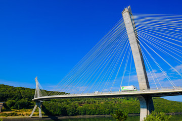 Obraz premium Oszałamiająco piękny most Terenez na półwysep Crozon. Finister. Bretania. Francja