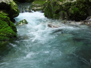 水の流れ　円原川　伏流水　岐阜県　日本