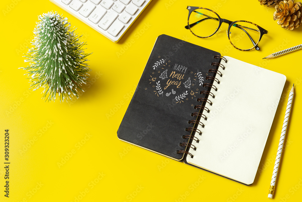 Aufkleber blank mockup notebook for new year resolution goals list concept. business office desk with white sp