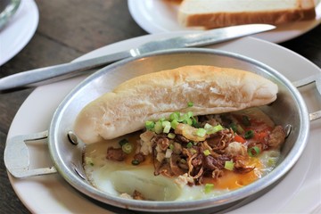pan fried egg with baguette