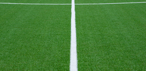 Obraz premium Fußballfeld Kunstrasen mit weißen Linien 