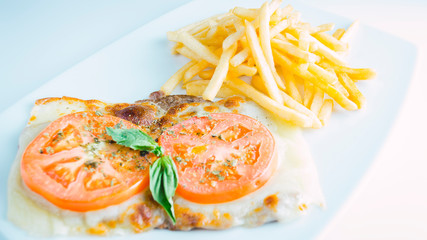 bistec napolitano con papas fritas