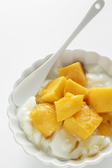 Mango and yogurt with honey