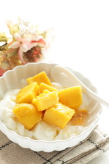 Mango and yogurt with honey
