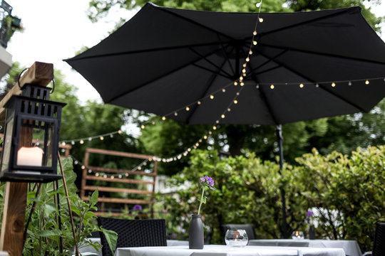 Restaurant Terrasse mit Sonnenschirm und Lichterkette