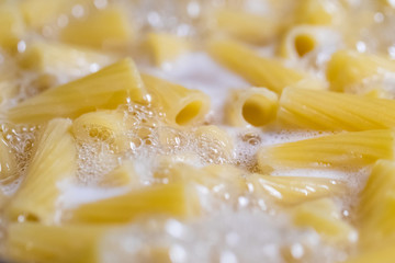 Frische Nudeln in kochendem Wasser in Kochtopf