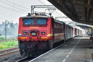 Obraz premium 22286 Howrah WAP-4 named SAHYATRI galloping through Baruipara with Kolkata - Darbhanga Maithili Express