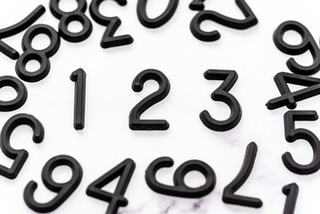 テーブルの上に散らばった数字