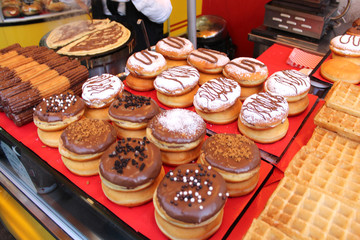 Gaufres et beignets en devanture d'une pâtisserie 