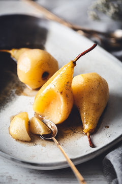 Poires R&ocirc;ties au Miel, Vanille et Vin Blanc Moelleux 