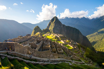 Machu Picchu - Die letzten Sonnenstrahlen erleuchten Machu Picchu, Peru